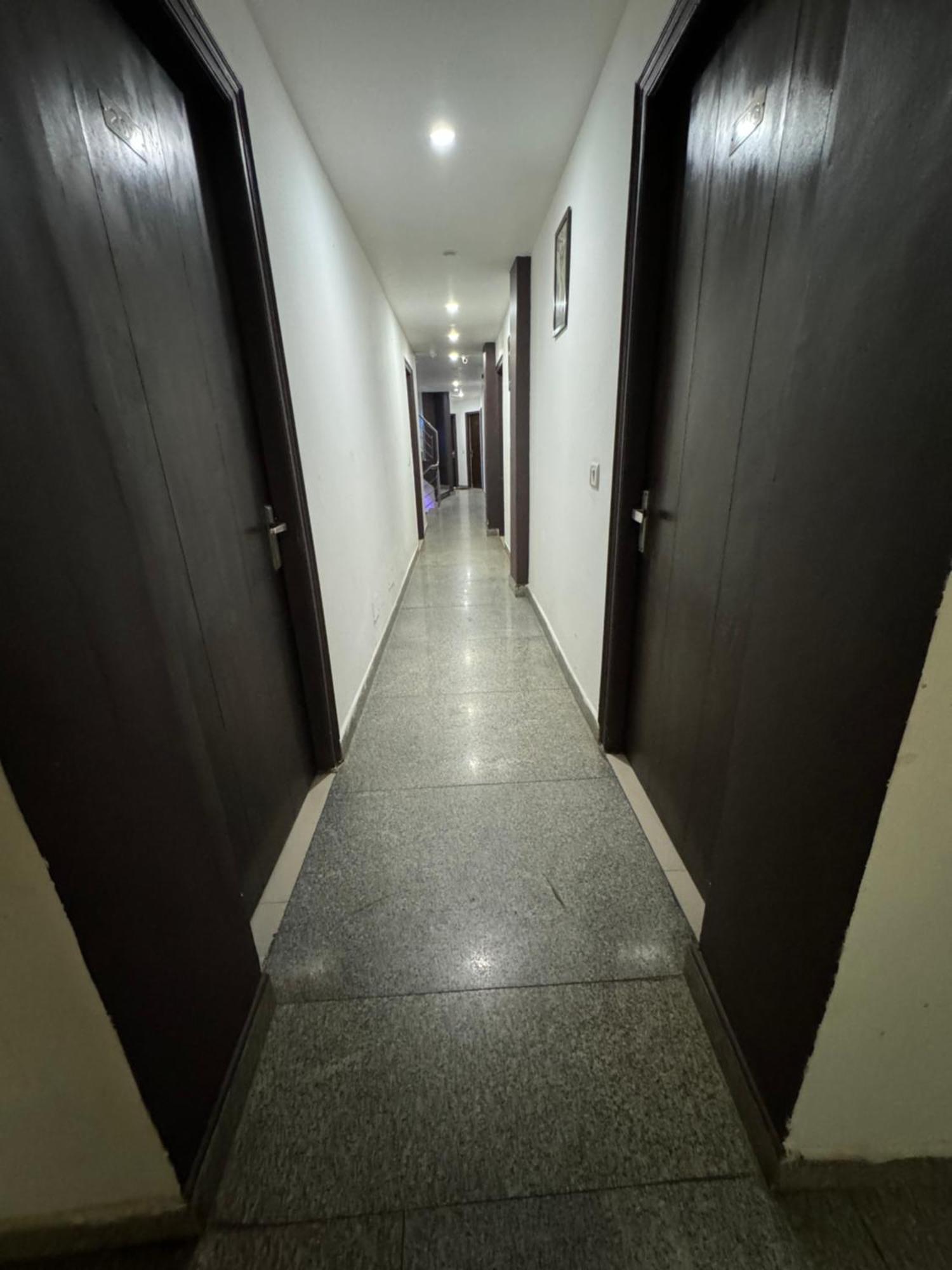 Airport Hotel Port View New Delhi Bagian luar foto