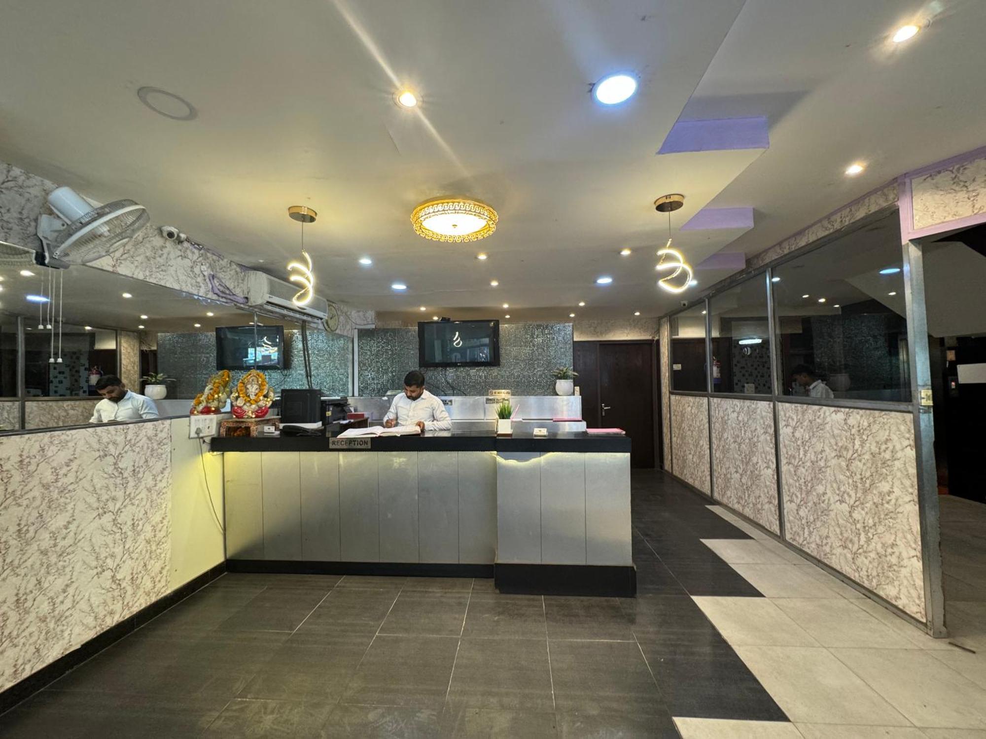 Airport Hotel Port View New Delhi Bagian luar foto