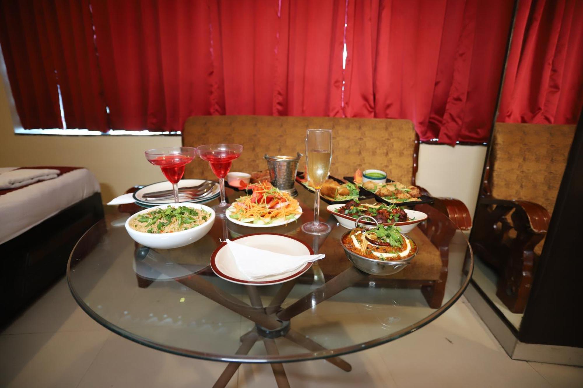 Airport Hotel Port View New Delhi Bagian luar foto