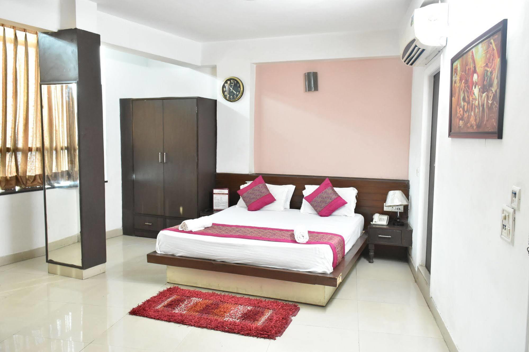 Airport Hotel Port View New Delhi Bagian luar foto