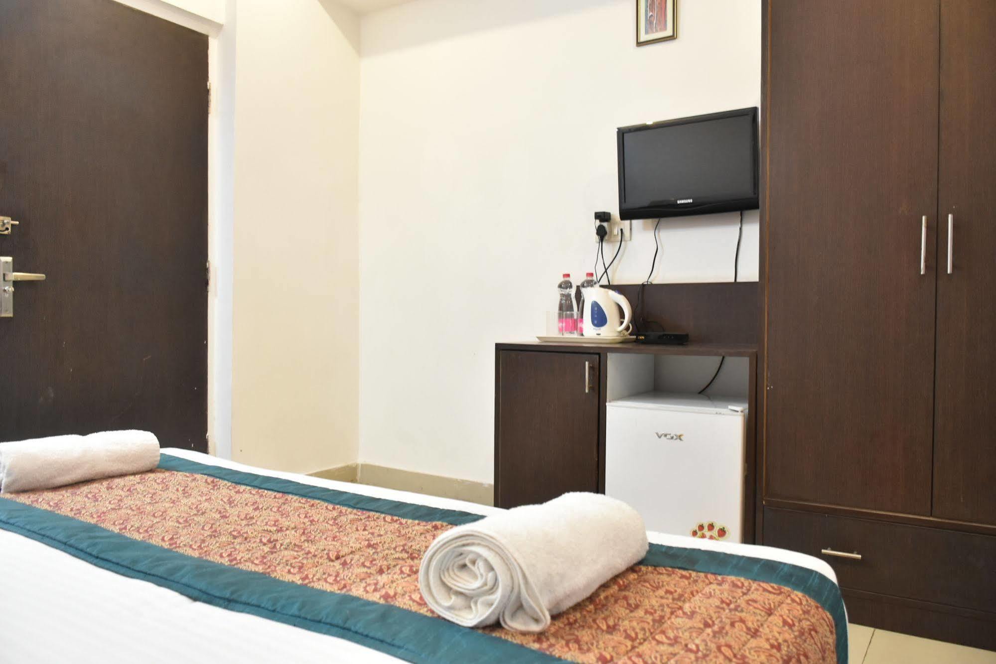 Airport Hotel Port View New Delhi Bagian luar foto