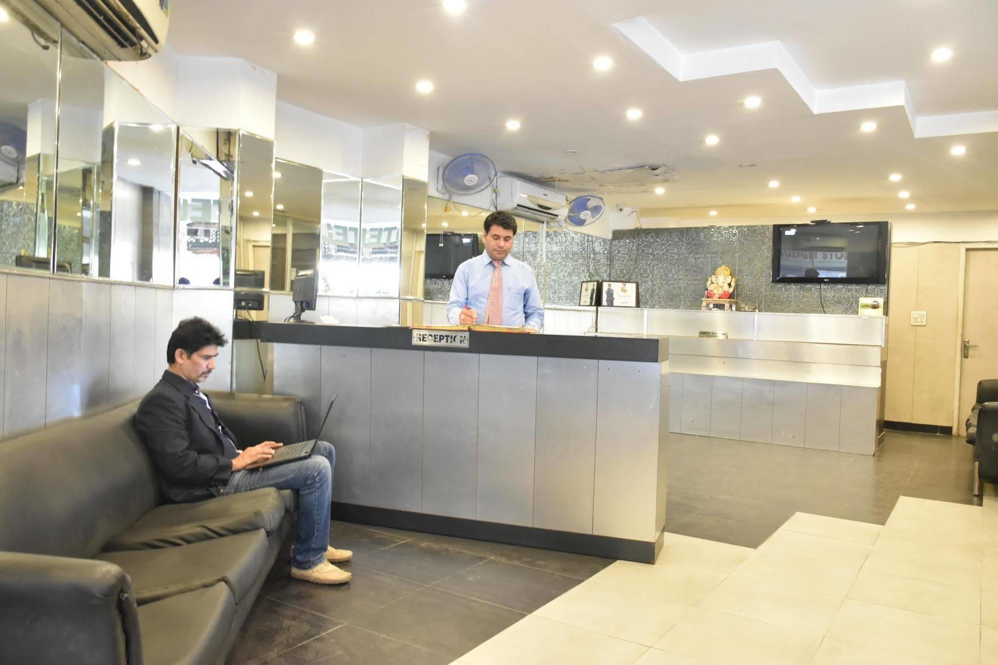 Airport Hotel Port View New Delhi Bagian luar foto