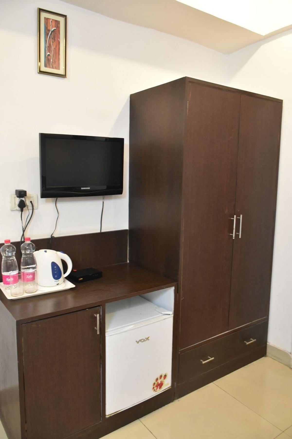 Airport Hotel Port View New Delhi Bagian luar foto