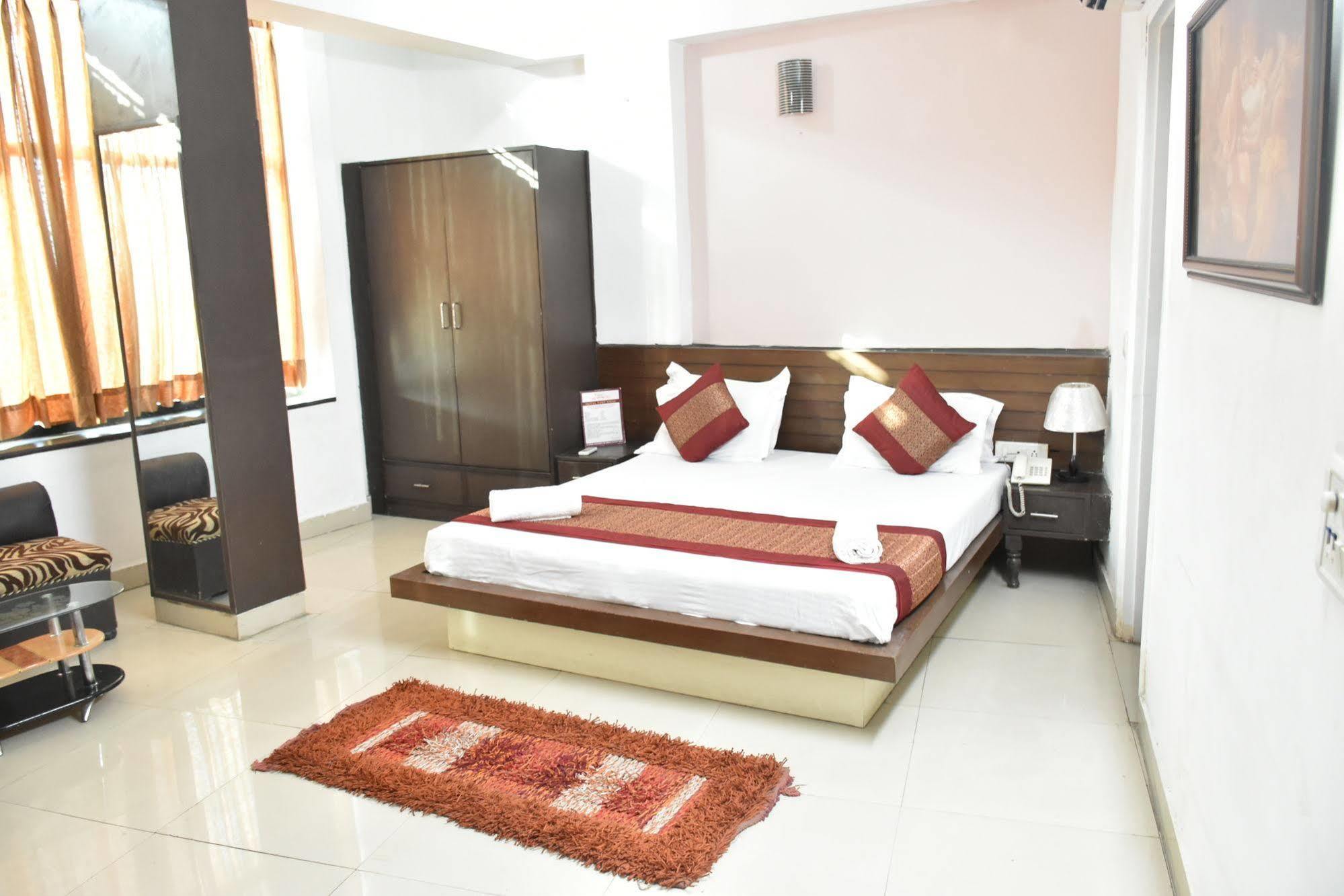 Airport Hotel Port View New Delhi Bagian luar foto