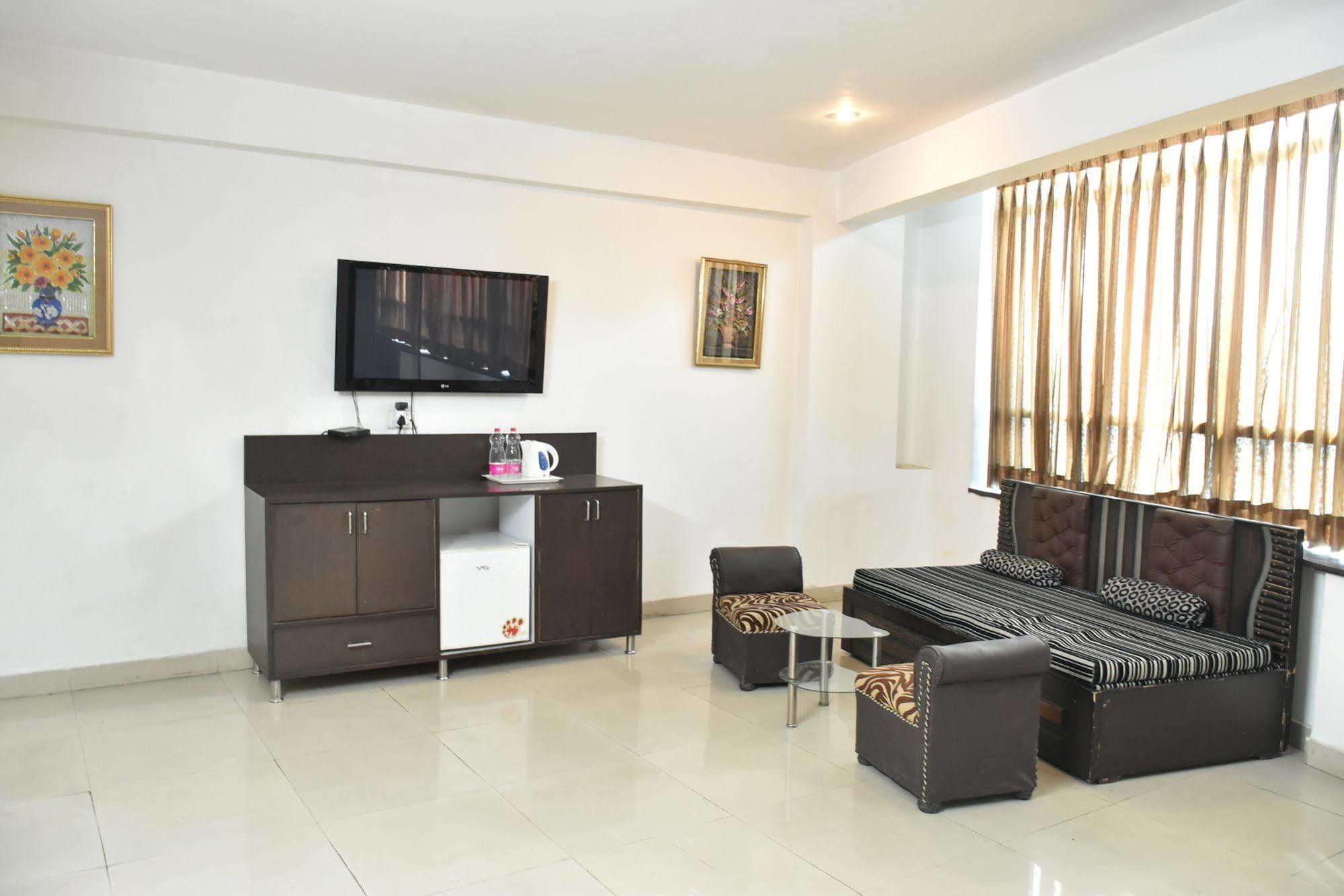 Airport Hotel Port View New Delhi Bagian luar foto