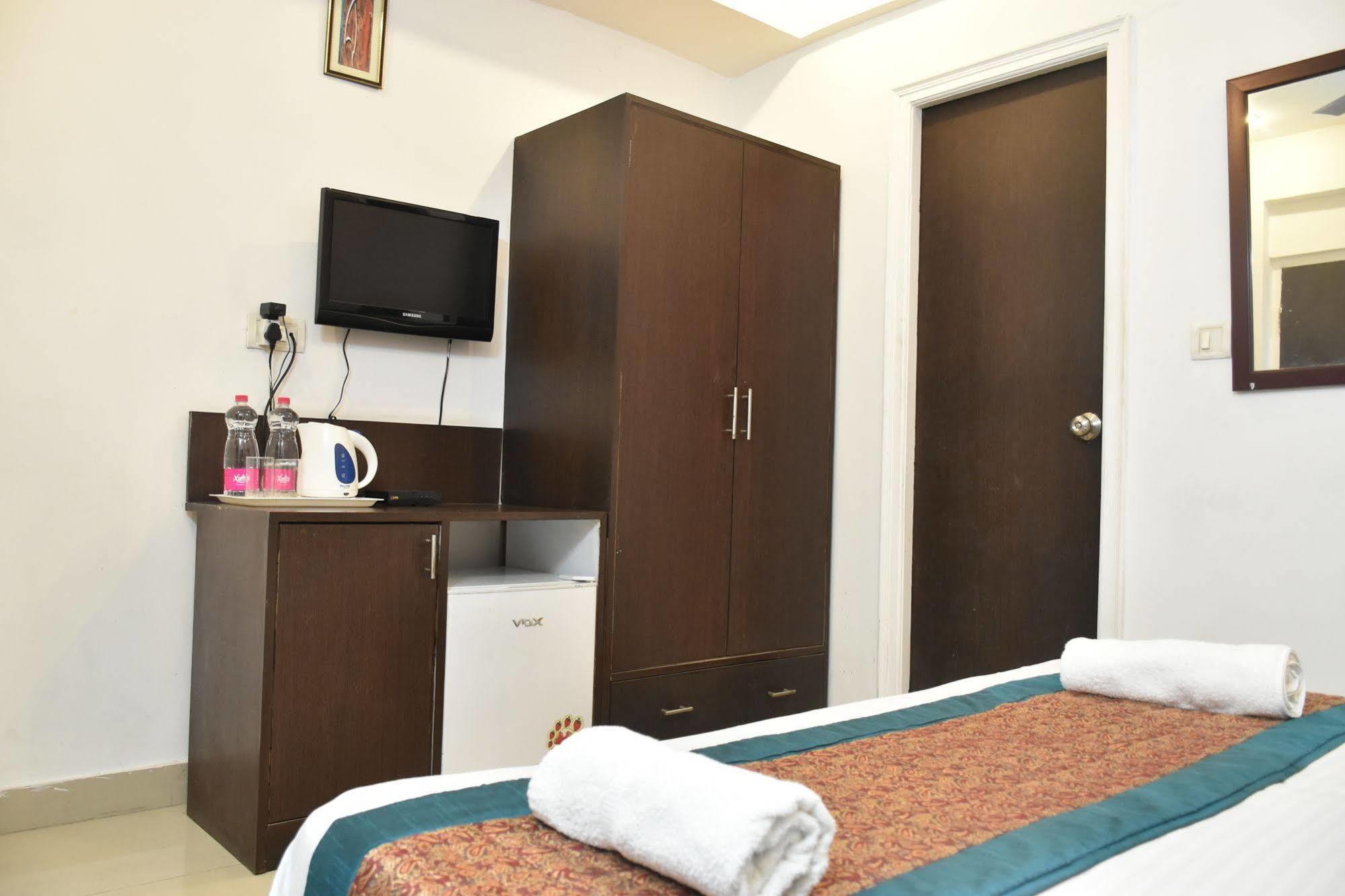 Airport Hotel Port View New Delhi Bagian luar foto