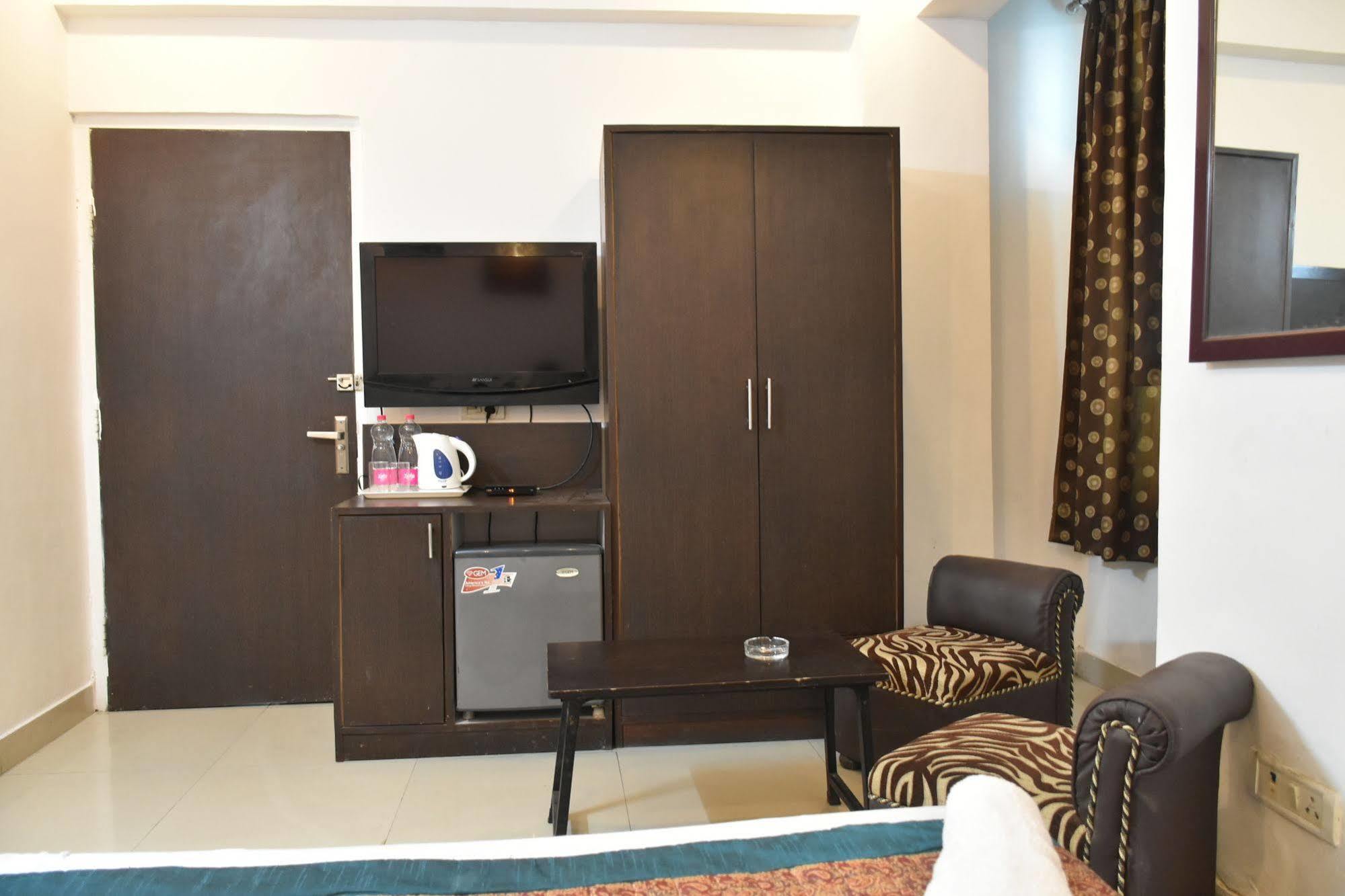 Airport Hotel Port View New Delhi Bagian luar foto