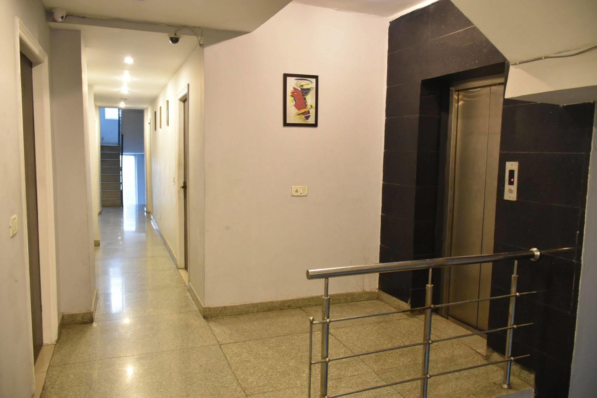 Airport Hotel Port View New Delhi Bagian luar foto