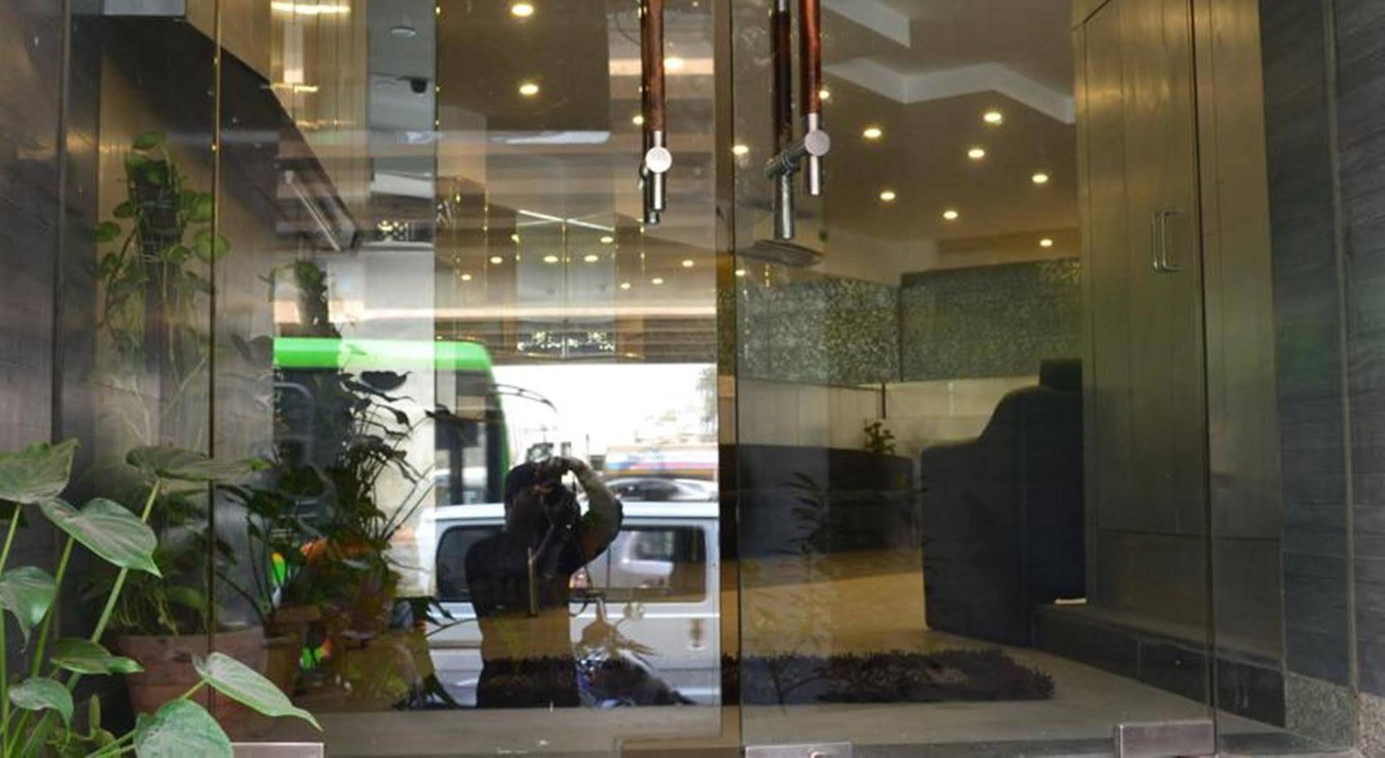 Airport Hotel Port View New Delhi Bagian luar foto